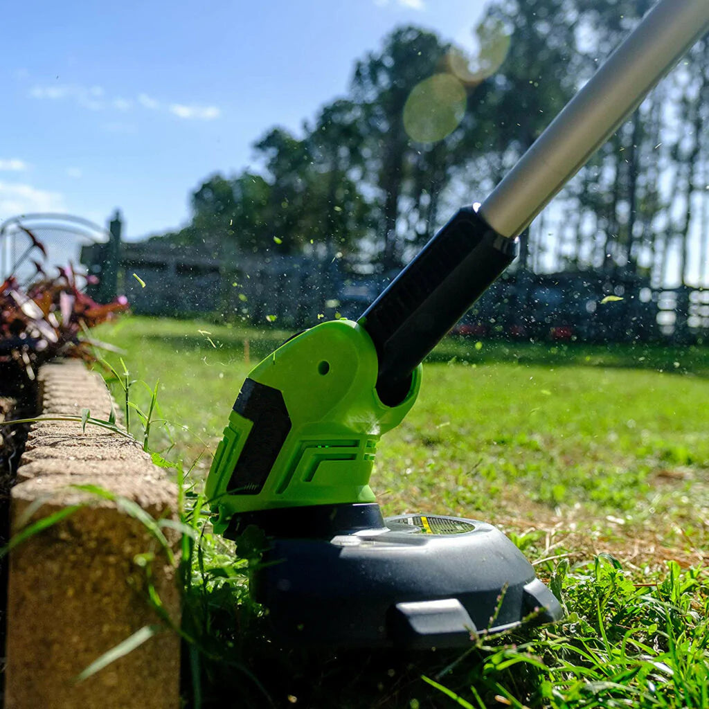 Decespugliatore a batteria in azione sul prato