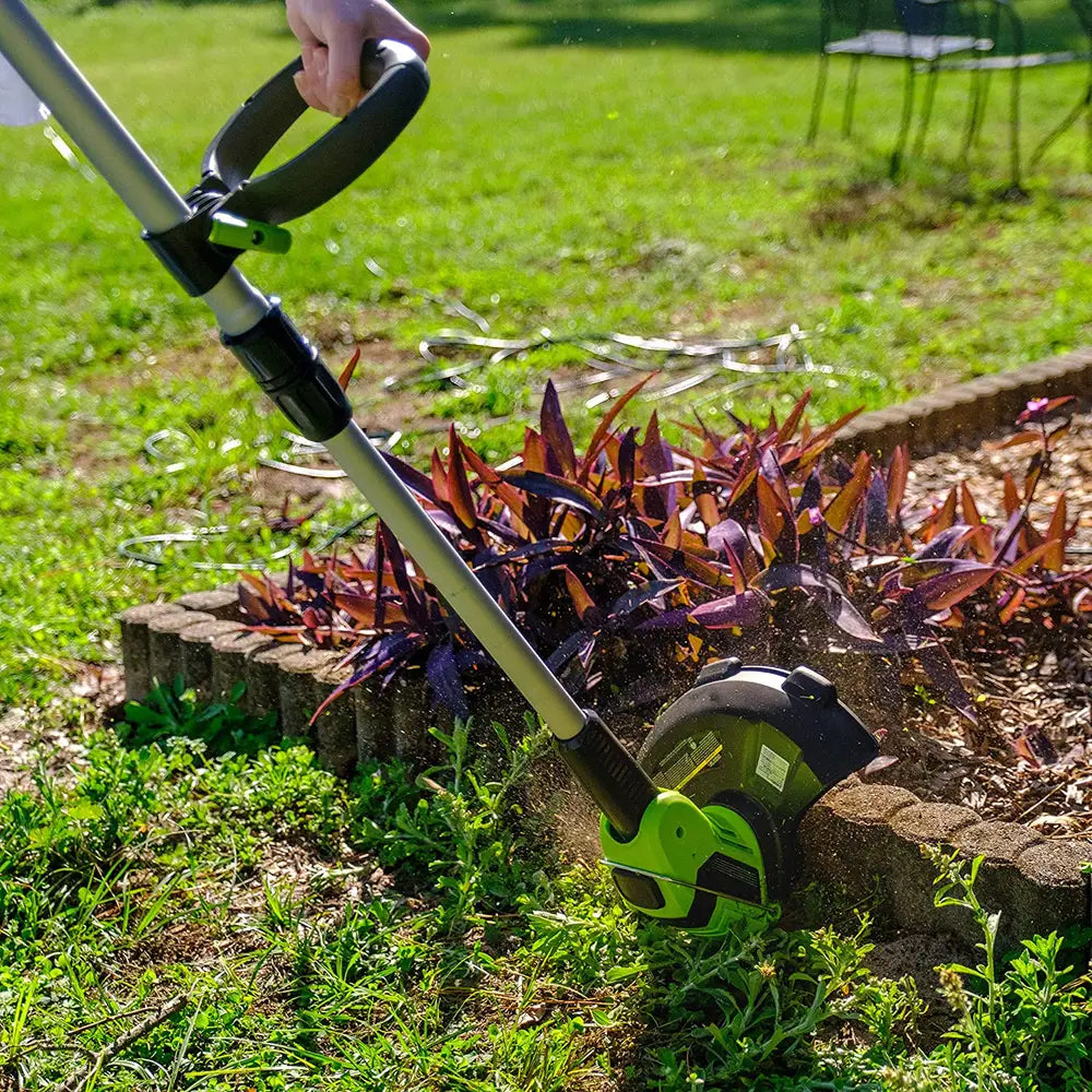 Decespugliatore in uso sui bordi del giardino